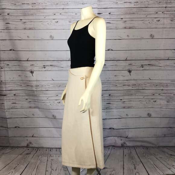 LA BOUTIQUE Wool Wrap cream Skirt with Horn button closing size 6 - Picture 6 of 12